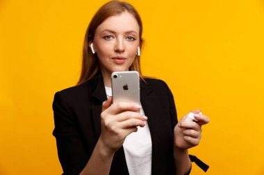 Tula, Rusya - 24 Ocak 2019: Mutlu kadın dinleme müzik Apple Airpods kablosuz