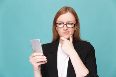 Endişeli stresli kadın telefon izole görünümlü.