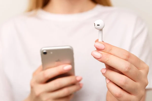 Tula, Russia - JANUARY 24, 2019: Happy woman listening music Apple AirPods wireless — Stock Photo, Image