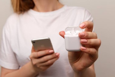 Tula, Rusya - 24 Ocak 2019: Mutlu kadın dinleme müzik Apple Airpods kablosuz