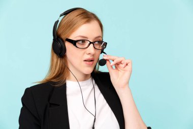 Çağrı merkezi kadın ajan mavi stüdyoda izole.