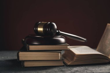 Noter kitapları ile masanın üzerinde ahşap tokmak.