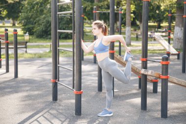 Aktif spor kız parkta vücudunu açık eğitim.