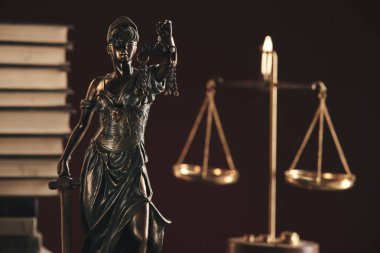Lawer ve noter kavramı. Adalet heykeli closeup görünümü.