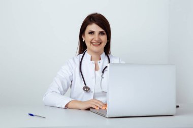 Diş hekimi personeli ile izole ofiste oturan diş hekimi kadın.