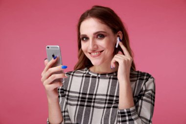 Tula, Rusya - 24 Ocak 2019: Mutlu kadın dinleme müzik Apple Airpods