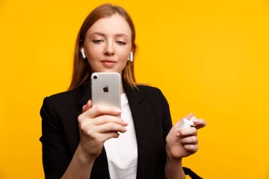 Tula, Rusya - 24 Ocak 2019: Mutlu kadın dinleme müzik Apple Airpods kablosuz