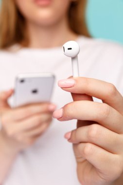 Tula, Rusya - 24 Ocak 2019: Mutlu kadın dinleme müzik Apple Airpods kablosuz