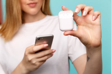 Tula, Rusya - 24 Ocak 2019: Mutlu kadın dinleme müzik Apple Airpods kablosuz