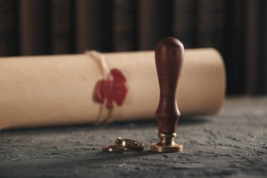 Yalıtılmış kağıt belge üzerinde kırmızı balmumu damga.