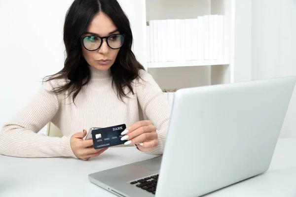Zakupy internetowe online. Kobieta z kartą kredytową, używając do kupowania rzeczy. — Zdjęcie stockowe