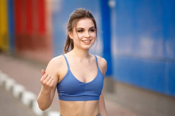 Hübsche Athletin weiblichen gesunden Lebensstil. Training an der frischen Luft. — Stockfoto