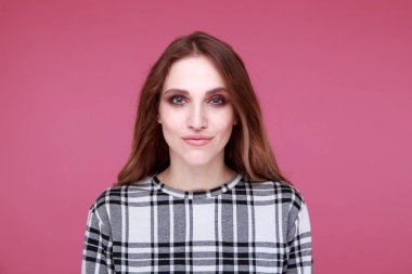 Pembe arka plan izole pretty modeli.