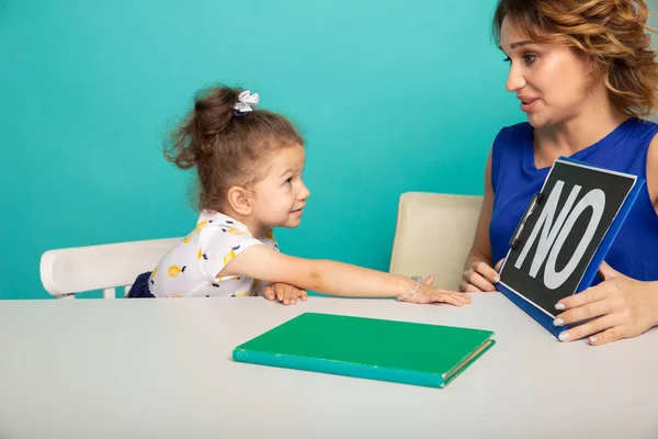 Psicologa femminile consulenza bambina nel gabinetto. — Foto Stock