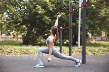 Sokak antrenmanında sportif bir kadın. Eğitim açık konsept.