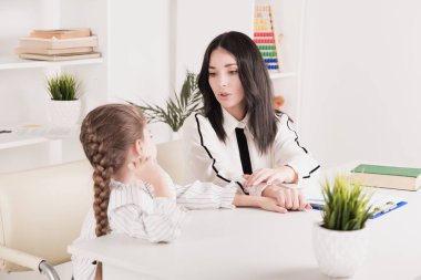 Konuşma terapisi kavramı. Terapistli çocuk birlikte harfleri öğreniyor.