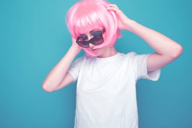 Model 90'lar. Mavi stüdyoda yaratıcı konsept.