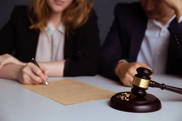 Rechter hamer beslissen over huwelijk, echtscheiding — Stockfoto