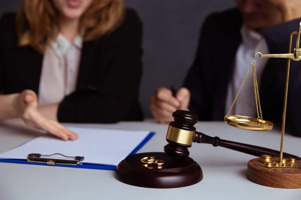 Pareja pasando por divorcios firmando papeles . — Foto de Stock