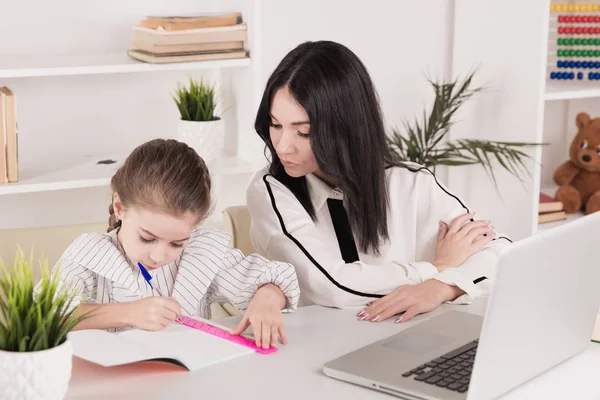 Mother and daughter using laptop and internet together at home. — Stock Photo, Image