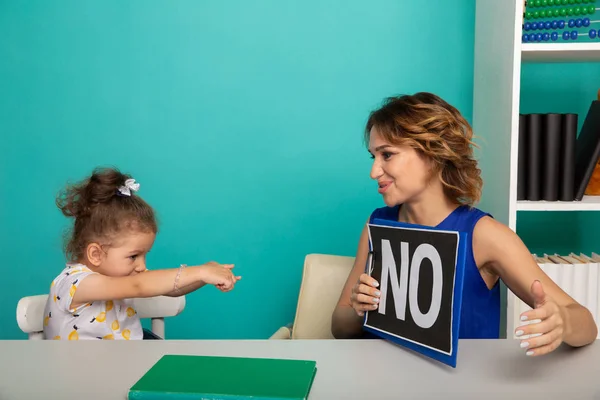 Mujer psicóloga consejera niña en el gabinete. —  Fotos de Stock