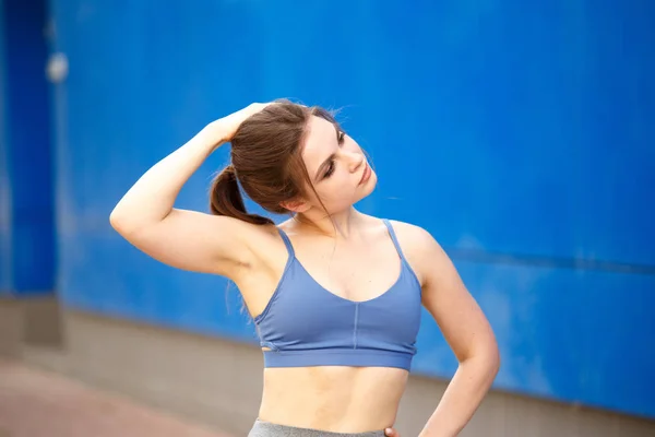 Активна спортивна дівчина тренує своє тіло на відкритому повітрі в парку . — стокове фото