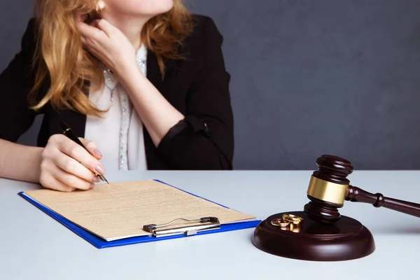 Pareja pasando por divorcios firmando papeles . —  Fotos de Stock