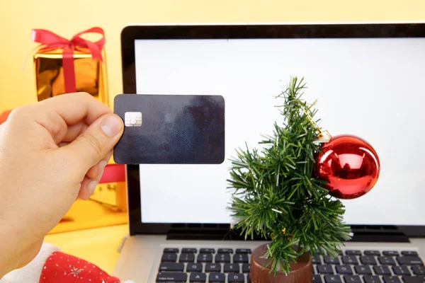 Tula, 28 09 09: konsep belanja online. Kartu kredit dan laptop dengan hadiah dan kotak Natal. Stok Gambar