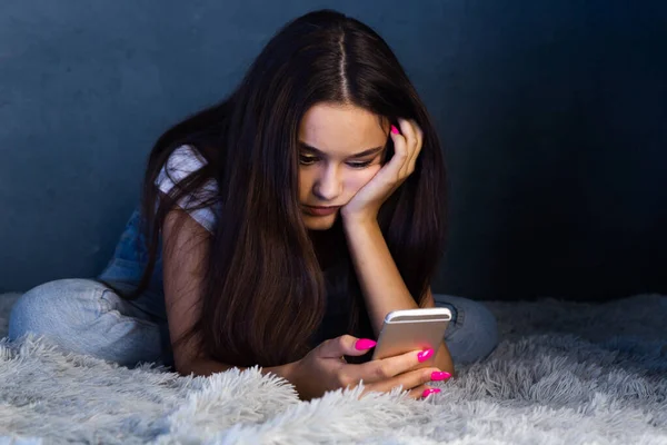 Concept du coucher. Femme utilisant le téléphone dans le lit . — Photo