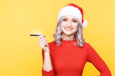 Xmas online alışveriş konsepti. Noel kızı kredi kartı tutuyor..