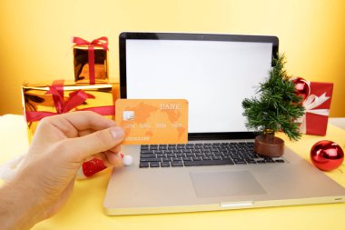 Tula, 28 09 19: İnternet üzerinden alışveriş. Kredi kartı ve dizüstü bilgisayarda noel hediyeleri ve kutular..