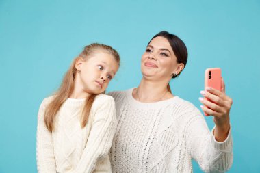 Anne ve çocuğun stüdyoda fotoğraf çekerken komik bir portresi..