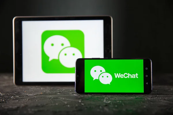 Тула 24 09 2019: WeChat на планшете и дисплее телефона . — стоковое фото