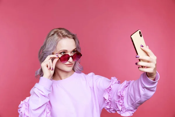 Mladý stylový model v brýlích dělat self photo na telefonu. — Stock fotografie