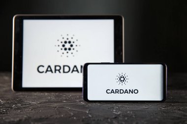 Tula 24 09 2019: Tablet ve telefon ekranında Cardano.