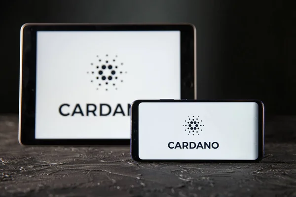 Tula 24 09 2019: Cardano na tabletu a displeji telefonu. — Stock fotografie