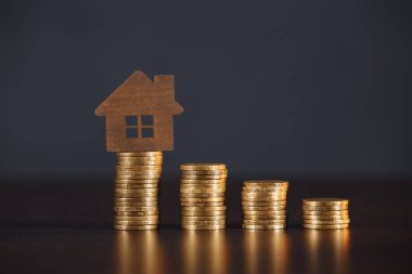 Bozuk para yığınında ev modeli. İpotek kredisi konsepti