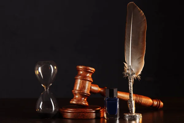 Ampulheta, notarys caneta pública, e carimbo no testamento e última vontade na mesa de madeira. Instrumentos públicos notários — Fotografia de Stock