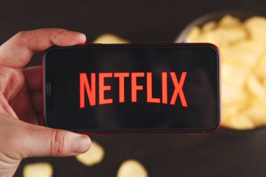 Tula Rusya 07.05.2020 Netflix telefon ekranında ve çiplerde.