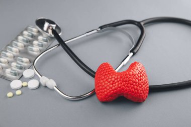 Gri masada steteskop ve ilaçlı tiroid..