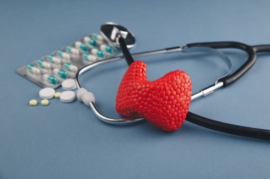 Gri masada steteskop ve ilaçlı tiroid..