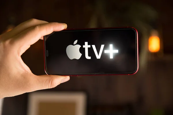 Tula Rusia 07.05.2020 Apple TV di layar telepon di tangan mans. — Stok Foto