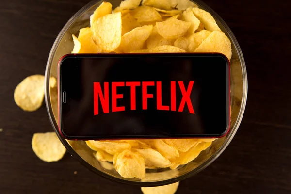 Tula Rusia 07.05.2020 Netflix en la pantalla del teléfono y chips . — Foto de Stock