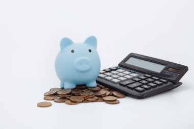 Finans Tasarruf, gelecek yatırımlar ve acil durum kullanımı için tasarruf. Beyaz arkaplanda mavi bir kumbara, para ve hesap makinesi