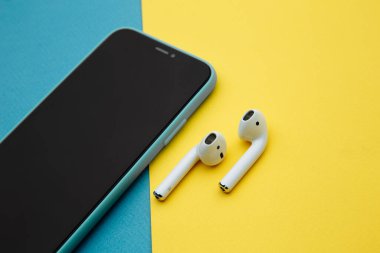 Tula Rusya 16.01.20: Apple AirPods Apple iPhone için kablosuz bluetooth kulaklıklar. Mavi arka planda New Apple Earpod 'ları. Boşluğu kopyala