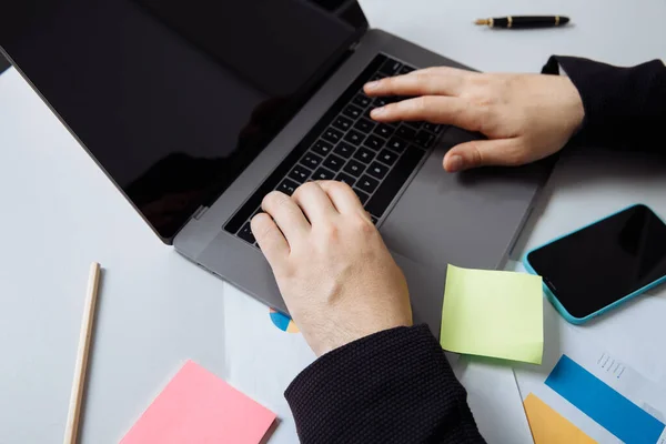 Homme d'affaires travaillant avec un ordinateur portable sur le bureau. Concept d'entreprise . — Photo