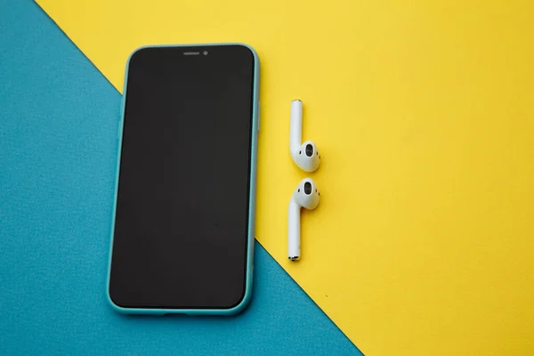 Тула Россия 16.20: беспроводные наушники Apple AirPods Bluetooth для Apple iPhone. Новые наушники Apple Airpods на синем фоне. Копирование пространства — стоковое фото
