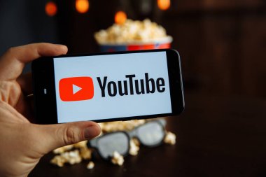 Tula Rusya 16.01.20: Telefon ekranında Youtube ve masada patlamış mısır.