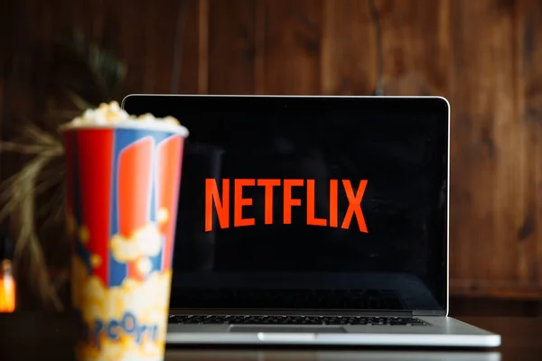 Tula Russia 16.01.20: Netflix, Inc. is een Amerikaanse aanbieder van on-demand internet streaming media beschikbaar opgericht in 1997 door Marc Randolph en Reed Hastings. — Stockfoto