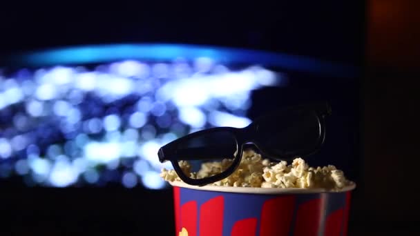 Vista dall'alto di ciotola di popcorn e Tv remota sul tavolo — Video Stock